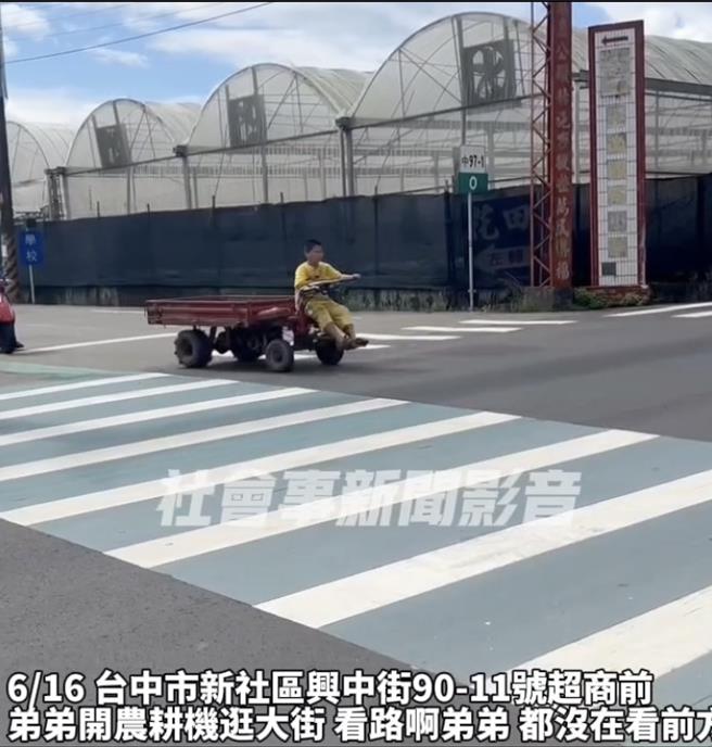 台中市新社區興中街日前有10歲男童駕駛農用搬運車橫過馬路，被民眾拍照上傳網路社群網站。（照片摘自《社會事新聞影音》）