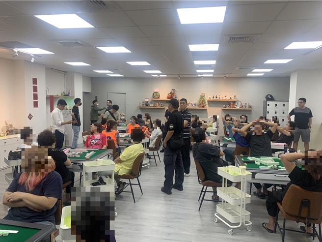土城分局查获棋牌社暗营职业赌场。（警方提供）