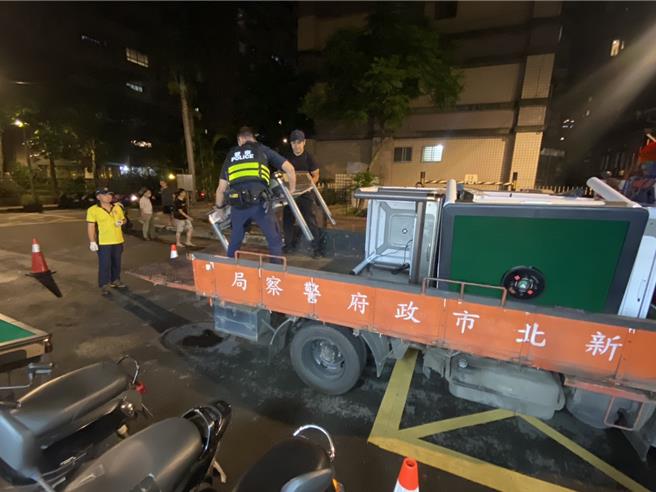 警方出动大货车载回麻将桌等证物。（警方提供）