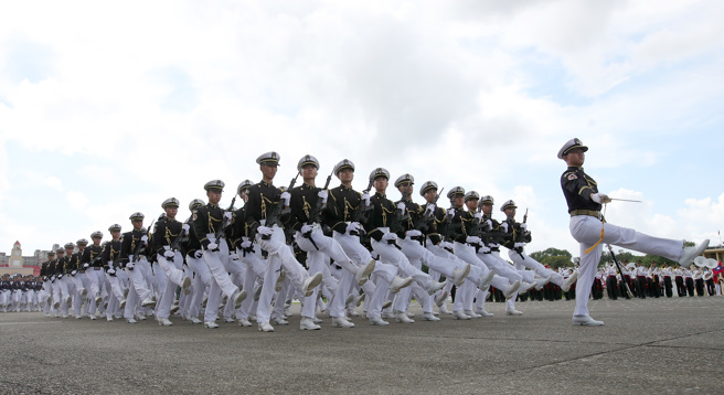 「黃埔建校100週年校慶」16日在高雄陸軍軍官學校舉行，陸軍官校、空軍官校、海軍官校、國防大學學生們編成正步聯隊實施分列校閱。（中時資料照，黃世麒攝）