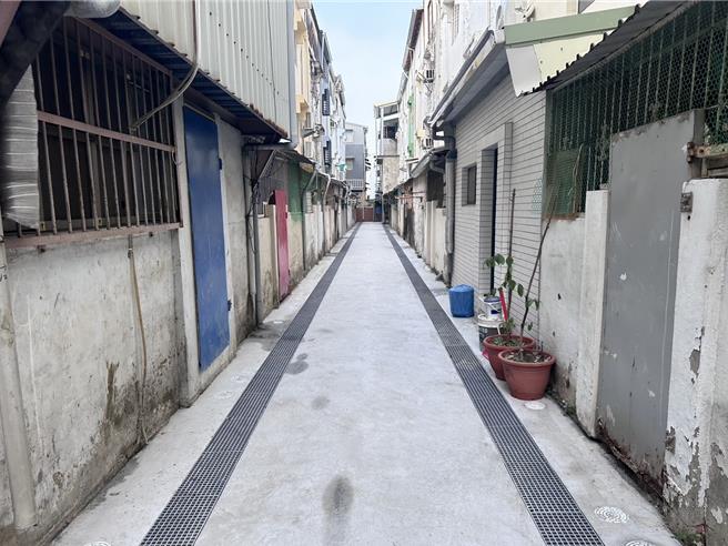 台南市水利局完成「安平污水系统大同分区污水接管工程第4标」，全市花费上百亿经费，地下道污水管接管率6年来推进近10％，接管率现为六都第4。（台南市水利局提供／程炳璋台南传真）