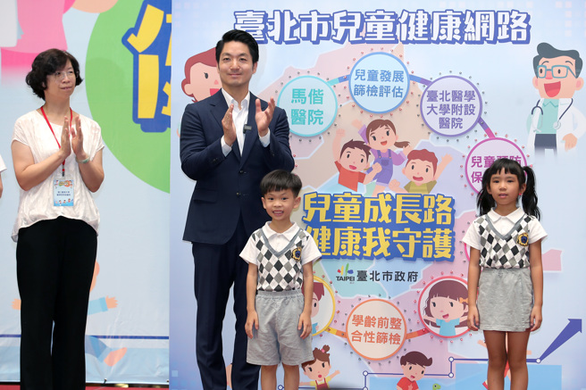 台北市长蒋万安（左二）17日出席卫生局「儿童发展筛检及联合评估卫教主轴」记者会，共同倡议守护儿童健康，鼓励父母与照顾者掌握儿童发展黄金期，依照儿童健康手册建议时程，定期接受儿童预防保健与筛检服务。（黄世麒摄）