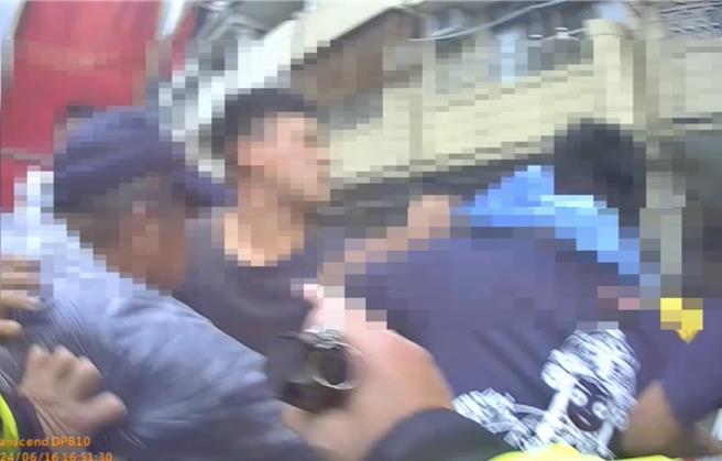 身著黃色上衣和深藍色上衣的兩宮廟陣頭對峙叫罵，進而拳腳相向，埔里街頭上演肉搏戰。（民眾提供／楊靜茹南投傳真）