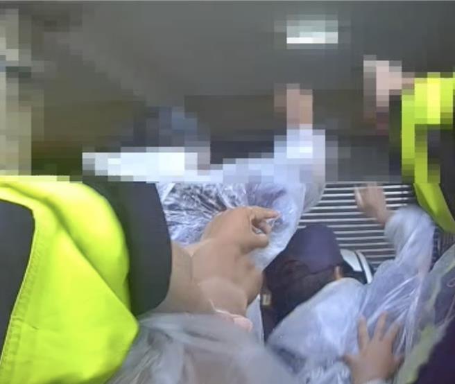 埔里聯聖會16日舉行創會10周年祈安遶境，兩宮廟陣頭起衝突，打架時拳如雨下。（民眾提供／楊靜茹南投傳真）