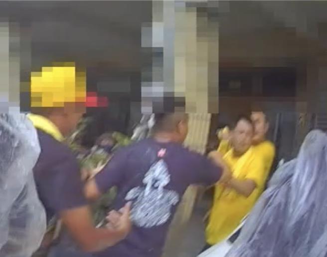 10多名警力到場噴灑辣椒水制止，雙方陣營仍不甘示弱互相叫囂。（民眾提供／楊靜茹南投傳真）