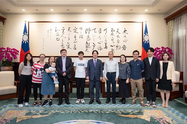 接見萬里國中第一名畢業生時，賴清德總統透露曾想讀技職學校。（總統府提供）