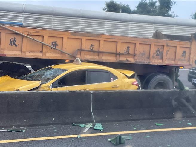 国道2号东向14公里南桃园路段，发生3车连环撞事故。(摘自记者爆料网)