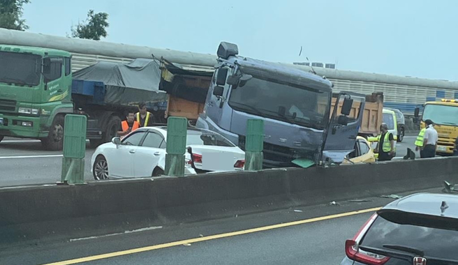 国道2号东向14公里南桃园路段，发生3车连环撞事故。(摘自记者爆料网)