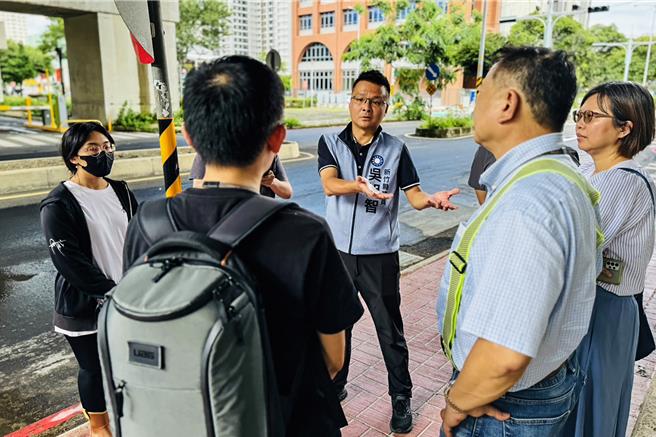 竹北市高铁桥下道路閒置空间一直未有效使用，县议员吴旭智（中）邀县府工务处、产发处及高铁公司共同会勘。（罗浚滨摄）