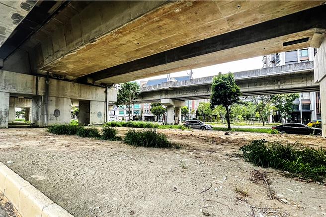 竹北市高铁桥下道路閒置空间一直未有效使用，县议员吴旭智办会勘后，认空间利用提供更多的可能性，希望县府超前部署，让该閒置空间能做更好的利用。（罗浚滨摄）