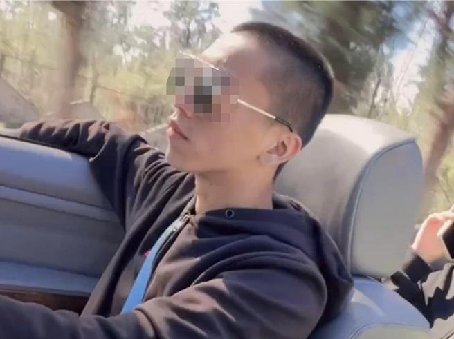 陆军王姓士兵在钓虾场遭人杀死，王父认为疑点重重，盼检警给他一个真相与公道。（翻摄王姓士兵脸书／罗琦文屏东传真）