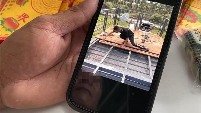 陆军王姓士兵在钓虾场遭人杀死，王父看着儿子平日帮他做工的相片，悲痛万分。（读者提供／罗琦文屏东传真）