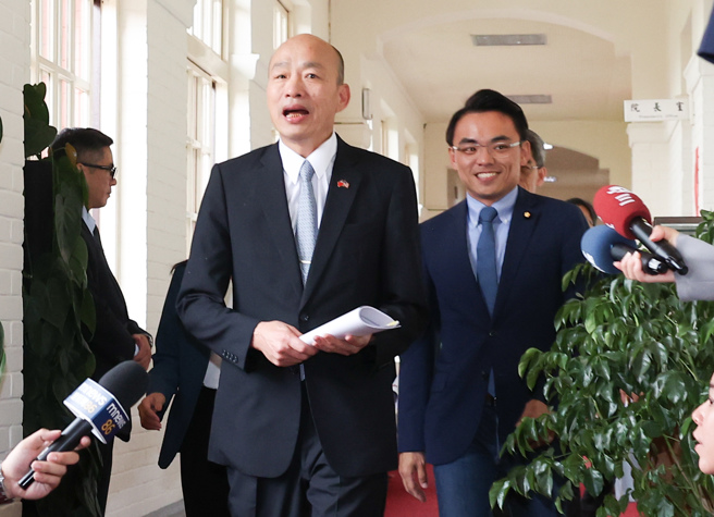 立法院院長韓國瑜（左）、國民黨團書記長洪孟楷（右）。（資料照，陳俊吉攝）