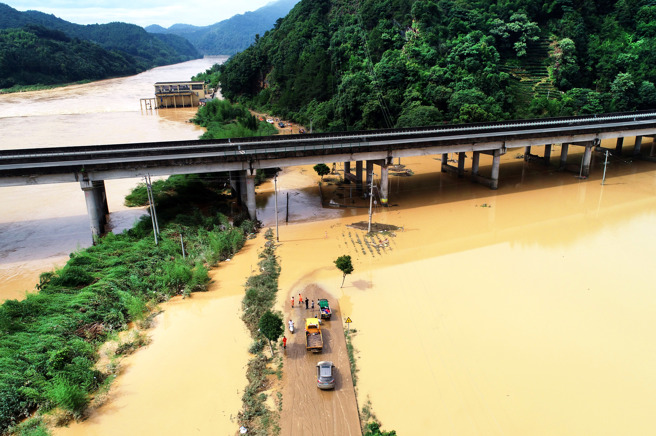 福建省近日降下暴雨，图为该省南平市政和县省道302线的东平镇新口村至范屯村路段，一处过水路面造成交通受阻。（图 / 中新社）