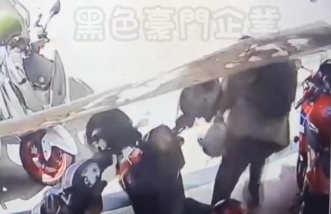 一名年輕男子站在騎樓下，上方一片飾板突然掉落，直接命中男子頭部。（截取自「黑色豪門企業」∕呂妍庭嘉義傳真）