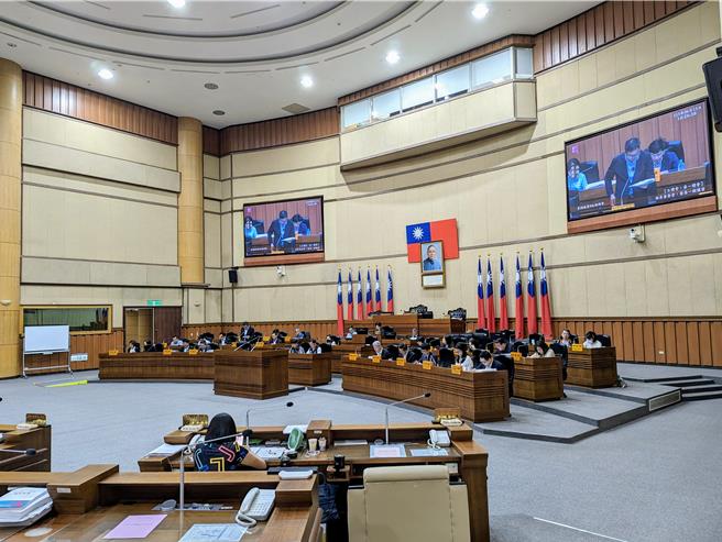 基隆市議會17日進行臨時會最後一天議程，議員關心6月3日發生大規模土石坍塌現場後續的安全維護，市府表示現場已由公路局進行全天監控，若有狀況將會主動封閉道路。（張志康攝）