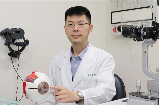 仁愛長庚合作聯盟醫院眼科主任彭書彥17日指出，夏天豔陽高照，長時間暴露在陽光下，紫外線容易傷害眼睛，不論在室內工作或戶外活動都需要注意眼睛健康。（仁愛長庚合作聯盟醫院提供／潘虹恩台中傳真）