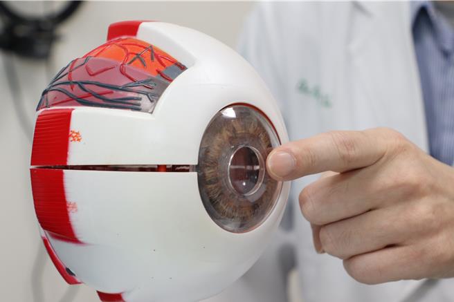 28歲運動型男「小宇」喜愛爬山、打籃球和水上活動，近日從海邊玩回來約3小時候，眼睛竟開始疼痛和視力模糊，原以為是3C產品使用過多引起眼睛疲勞，就醫診斷為「光害性角膜炎」，幸治療後恢復視力。（仁愛長庚合作聯盟醫院提供／潘虹恩台中傳真）