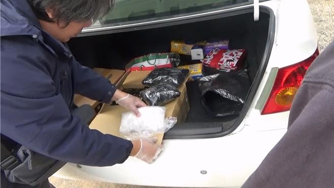 陈姓男子斥资120万元在高雄市购买4袋偽装成茶叶的K他命，藏放在同伙吴姓男子驾驶的汽车后车厢中运回马公市。（澎湖地检署提供／袁庭尧高雄传真）