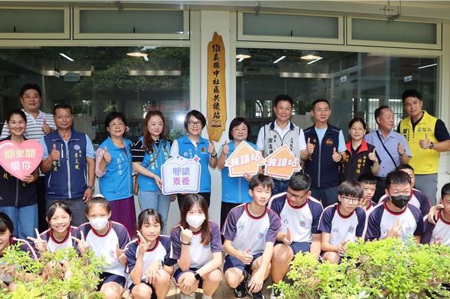 副縣長鄧桂菊等人啟用社區共讀站。（苗栗縣政府提供／李京昇苗栗傳真）