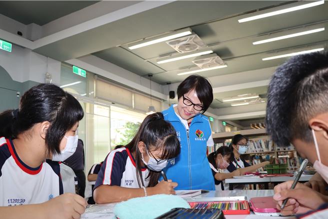 副縣長鄧桂菊等關心學生。（苗栗縣政府提供／李京昇苗栗傳真）