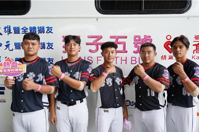 今天的捐血活动，有5位平均年龄23.8岁的台电棒球队队员都在今天第一次体验捐血，由左至右分别是张建耀、郭子铨、巴青少、郭定泓、阳邯杰。区处同仁看到笑称，5位是台电的热血Energy！（台电提供）