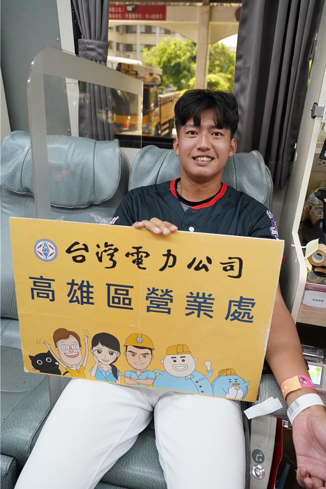 投手郭子铨今年23岁，他开心表示第一次捐血很开心，并笑称捐血跟在球场上比赛相比，捐血容易而且简单多了！（台电提供）