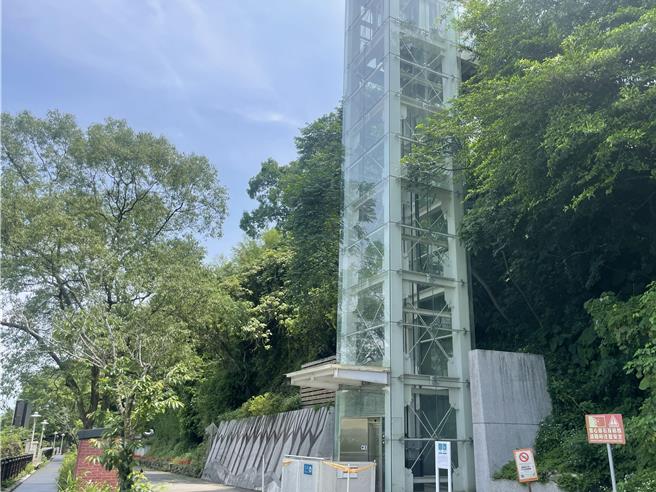 桃园市大溪老街每到假日游客多，当地唯一的景观电梯因使用频繁，风管处执行2阶段改善工程，将于7月8日至10日搭设鹰架施工，另9月2日起至10月上旬施作电梯隔热玻璃，期间暂停对外开放。（吕筱蝉摄）