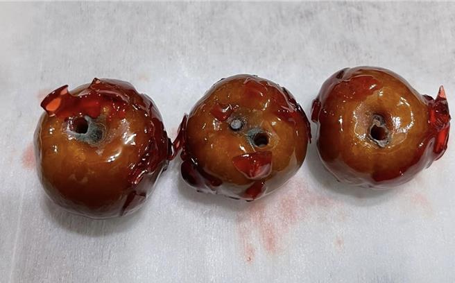 民眾到士林夜市慈諴宮附近幫家人買糖葫蘆，買完後逛了30分鐘便返家，發現糖葫蘆三顆都發霉。（擷取爆料公社二社／劉瑋晴台北傳真)