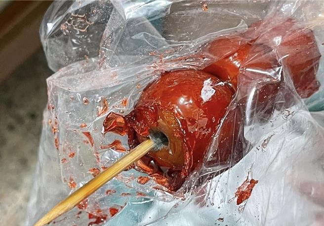 民眾近日去士林夜市幫家人買糖葫蘆，結果才吃第一顆就吃到裡面發霉的水果。（擷取爆料公社二社／劉瑋晴台北傳真)