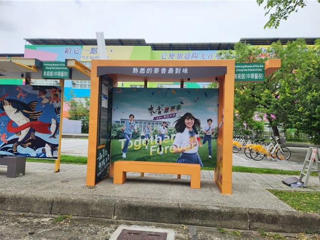 高雄市區道路邊冒出多座大型麥香「鋁箔包飲料」造型的候車亭，成為打卡熱點。（業者提供）