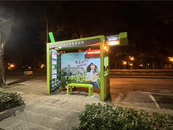 高雄市區道路邊冒出多座大型麥香「鋁箔包飲料」造型的候車亭，成為打卡熱點。（業者提供）