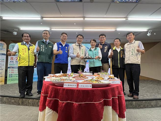 堂堂迈入第13年的「台南七股海鲜节」系列活动，将于7月6日至8月24日登场。市长黄伟哲强调，七股海鲜节不仅好玩，还能吃到美味的海鲜，非常适合亲子旅游，制造夏日回忆。（洪荣志摄）