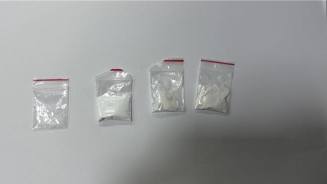 花莲1名刘姓男子和行动不便的父亲许久未见，近日疑因缺钱买毒竟藉故探望时，抢夺刘父腿上放有逾6万元的皮包，警方最后在市区某民宿将人逮捕，起获海洛因、安非他命等毒品。（警方提供／罗亦晽花莲传真）