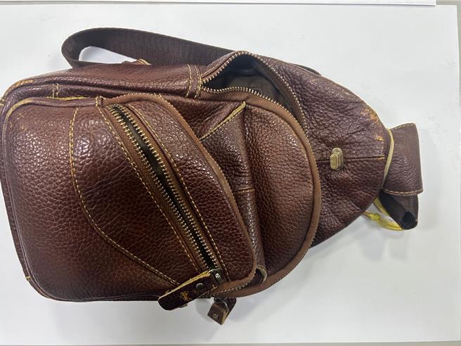 花莲1名刘姓男子和行动不便的父亲许久未见，近日疑因缺钱买毒竟藉故探望时，抢夺刘父腿上放有逾6万元的皮包。（警方提供／罗亦晽花莲传真）