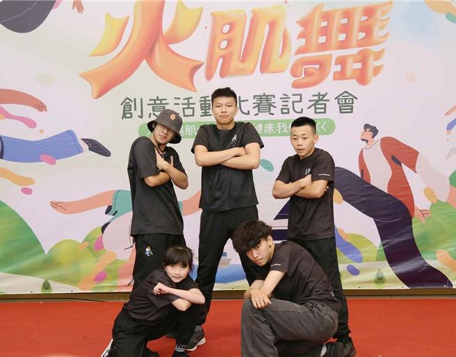 今天在文化局前廳舉辦的記者會中，築夢者舞團以街舞方式詮釋創意「火肌舞」，現場氣氛超級嗨！（嘉義市政府提供∕呂妍庭嘉義傳真）