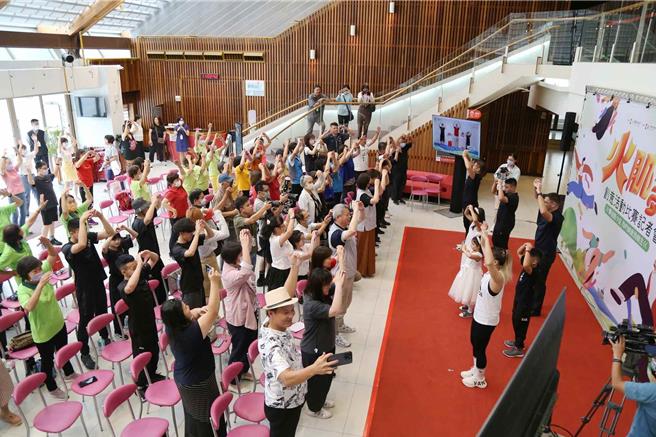 今記者會全場一起跳火肌舞，氣氛熱烈。（嘉義市政府提供∕呂妍庭嘉義傳真）