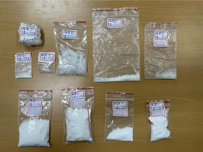 台南市警方16日晚间在六甲区一处农舍追补到黄姓嫌犯，起获上百公克的海洛因与安非他命毒品。（读者提供／程炳璋台南传真）