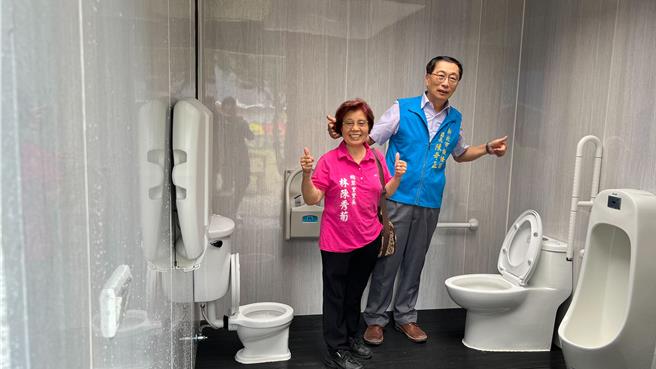 華江123木頭公園內全新親子友善公廁完工，圖為柏翠里長林陳秀菊（左）、板橋區長陳奇正（右）。（板橋區公所提供）