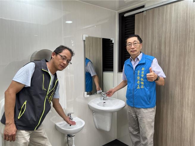 光復簡易公園親子景觀廁所完工，圖為光復里長王俊智（左）及板橋區長陳奇正（右）。（板橋區公所提供）