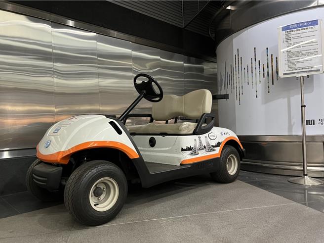高捷在美麗島站提供高爾夫球車接駁服務，有需求旅客可先致電預約使用。（高捷公司提供／任義宇高雄傳真）