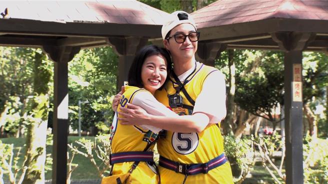 米可白、江宏杰节目中大方拥抱。（台视提供）