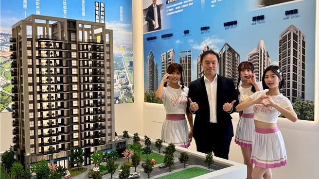 橋頭新市鎮預售案「清璞」已銷出9成，力邀台鋼雄鷹啦啦隊慶功。（柯宗緯攝）