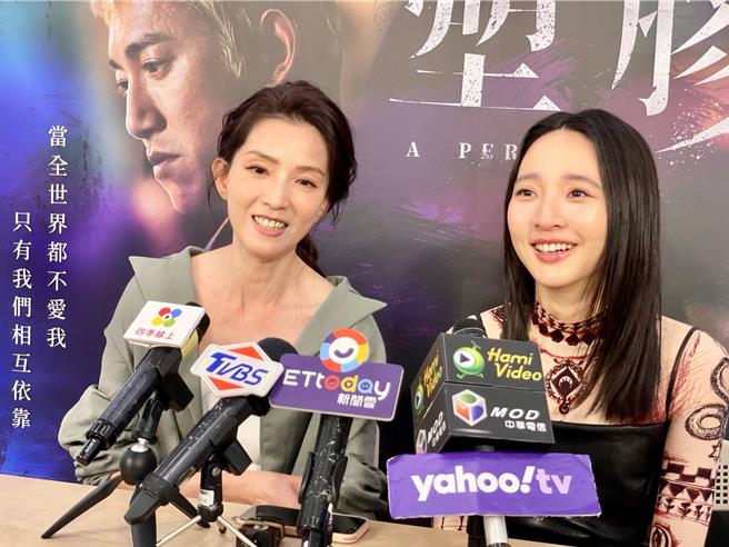 叶全真、李沐饰演在《塑胶花》饰演相爱相杀的母女。（林淑娟摄）
