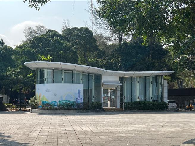 高雄蓮池潭遊客中心原本委外給超商業者，但業者經營不善，2022年底撤場後，建物閒置迄今。（高市議員白喬茵提供／柯宗緯高雄傳真）