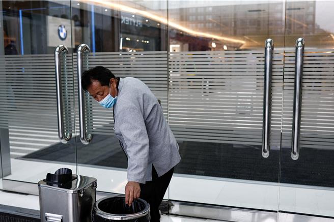 一名67歲仍在機場工作的男性勞工（圖／路透社）