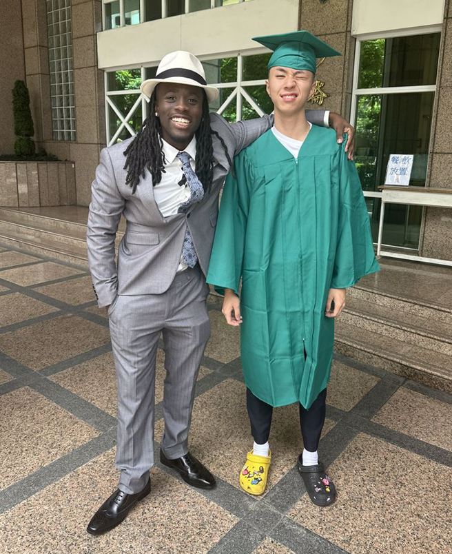 Ray和Kai Cenat相识后，对方还来台湾参加他的毕业典礼。（图／翻摄自Kai Cenat X）