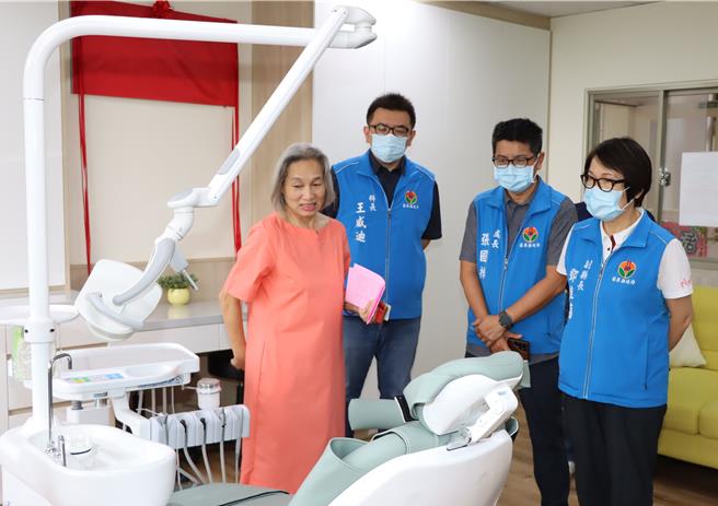 苗栗副县长邓桂菊等人访视新设备。（苗栗县政府提供／李京升苗栗传真）