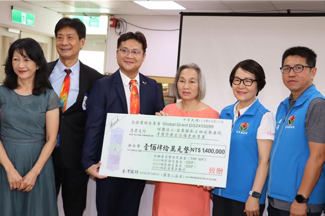 扶轮基金会捐赠仪式。（苗栗县政府提供／李京升苗栗传真）