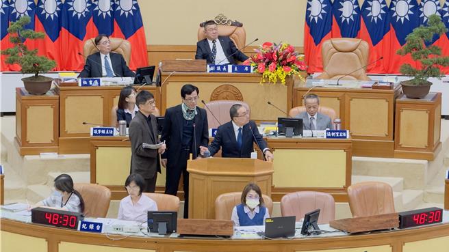 针对绿营议员对芦洲银河湾计画提出的质疑，侯友宜表示目前计画仍在审议中，会倾听大家不同的意见。（吕健豪摄）